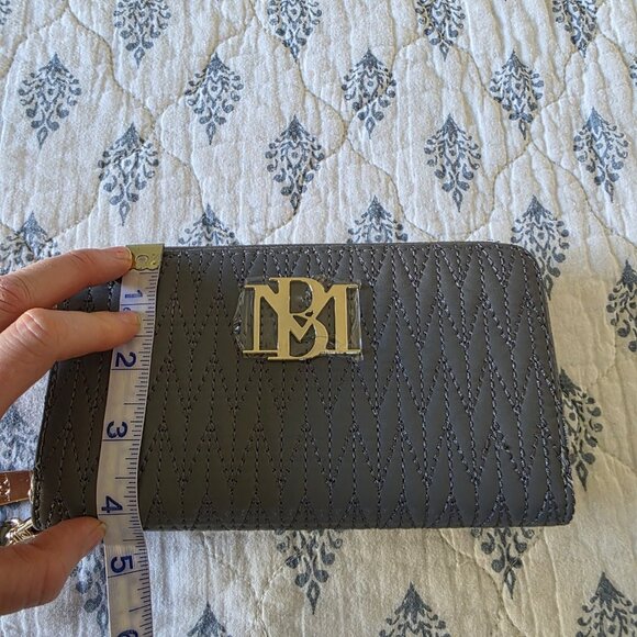 Badgley Mischka Quilted Zip Around Wristlet Wallet Phone Pocket Grey NWT - Picture 10 of 11